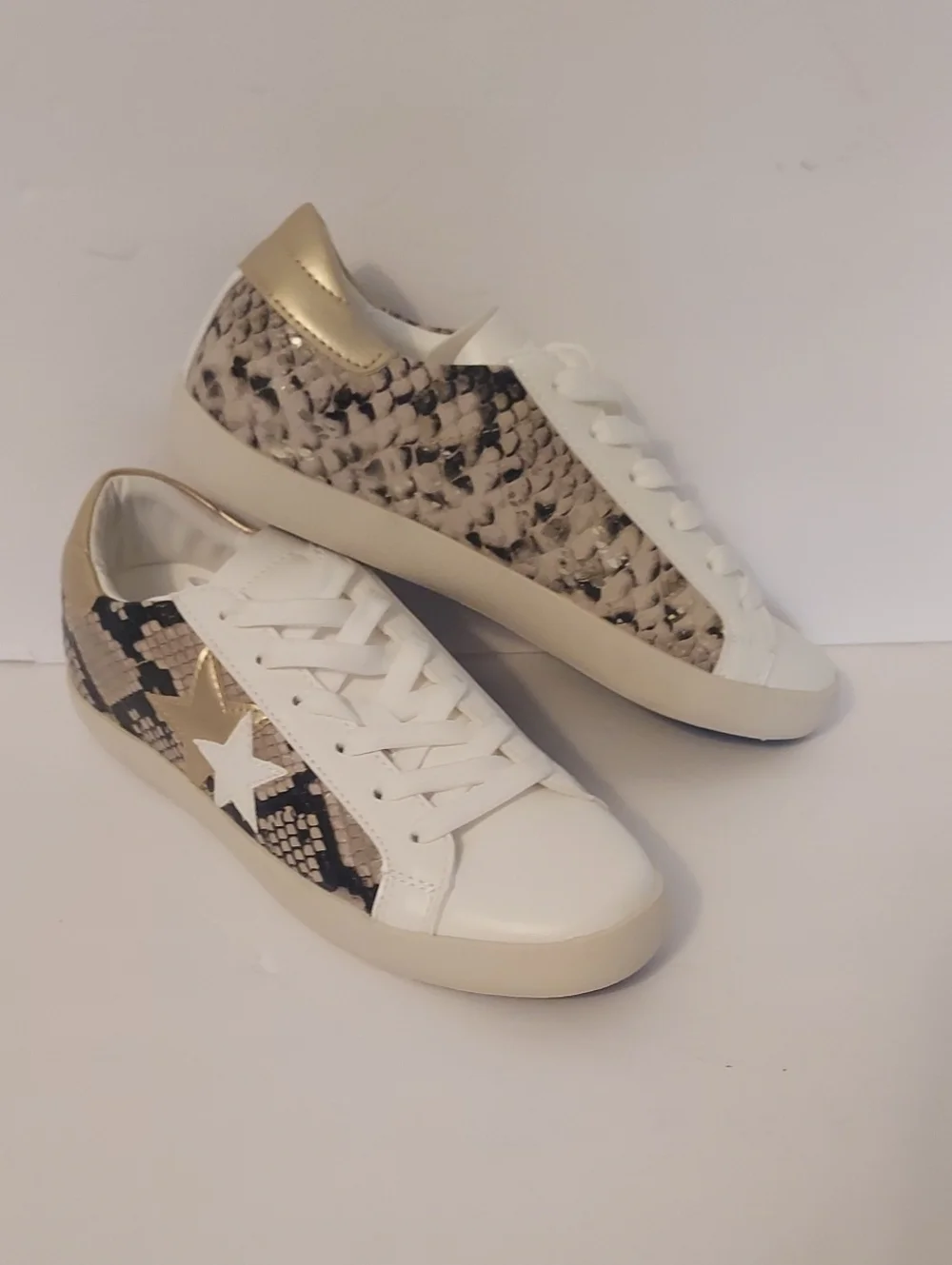 JustFab Snakeskin Sneaker White Black Stars Size 7